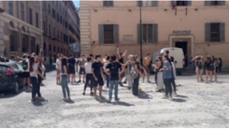 Roma, al Visconti la festa dei maturandi coi gavettoni di farina: il video