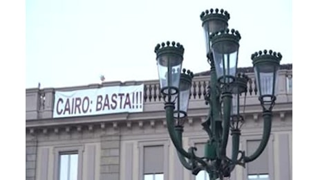 Calcio, Cairo: basta!!!: lo striscione contro il presidente granata