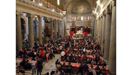 Natale, 400 persone in basilica di Santa Maria in Trastevere per pranzo di Sant'Egidio