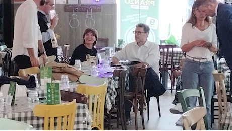 La Lega protesta in piazza, Giorgetti defilato si rifugia in un bar: “Devo lavorare”