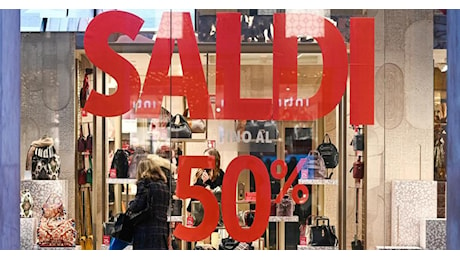 Saldi invernali dal 4 gennaio, spesa complessiva Italia €4,5 mld; banco di prova per retail tra sfide economiche, inflazione ed e-commerce