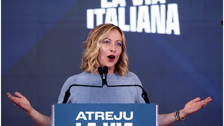 Giorgia Meloni chiude Atreju, ribadisce la solidità della maggioranza e cita Berlusconi: “Sarebbe fiero