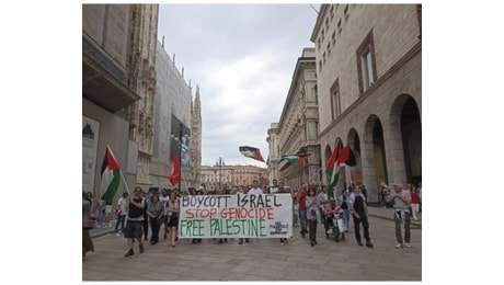 Tensione durante flash - mob al corteo per Gaza in centro a Milano