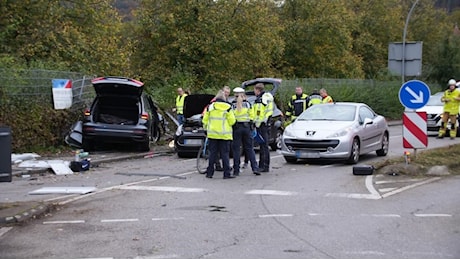 Travolti da un’auto sul marciapiede, morti mamma e due bimbi