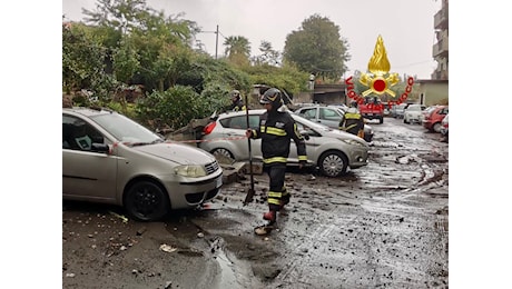 Maltempo nel Catanese, 30 interventi dei vigili del fuoco nella notte: crolla muro ad Acireale, automobilisti bloccati sulla A18