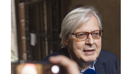 La banana di Cattelan venduta per 6 milioni, la reazione di Sgarbi