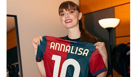 Genoa, Annalisa in posa con la nuova maglia: La foto che tutti stavate aspettando