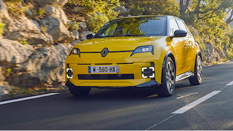 Renault 5 E-Tech, l’icona rinasce elettrica e divertente da guidare