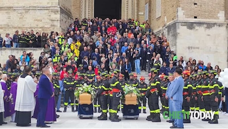 Addio Nico, addio Emanuele: Chieti e Guardiagrele piangono i suoi eroi, applausi e lacrime in piazza San Giustino [FOTO e VIDEO]