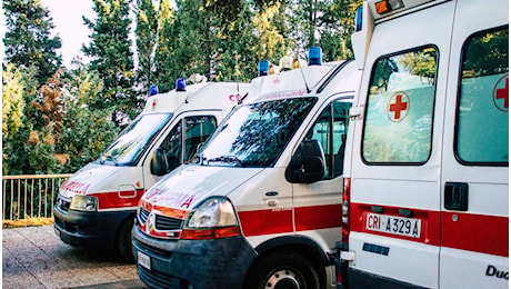 47enne scende dall'auto e viene investito, l'incidente sulla tangenziale est di Lecce: raccoglieva frutta