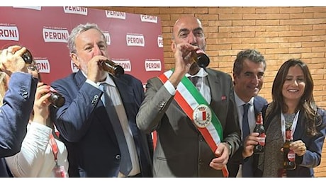 Bari, il «cin cin» del sindaco Leccese e di Emiliano per la Festa della Peroni