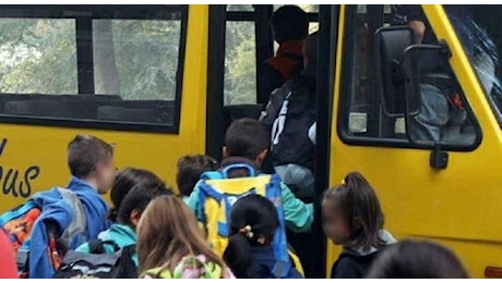 Bambino di 6 anni abbandonato (da solo) dall'autista dello scuolabus su una rotonda trafficata della Postumia