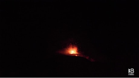 Cronaca diretta - Etna, attività stromboliana dal cratere Voragine - Video