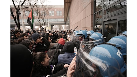 Torino, scontri al corteo degli studenti: lancio di uova e sassi