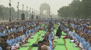 Video. A Srinagar e Nuova Delhi lezioni collettive di yoga in strada