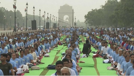 Video. A Srinagar e Nuova Delhi lezioni collettive di yoga in strada