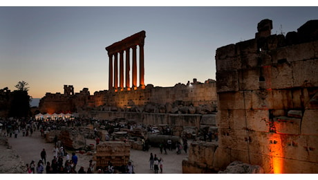 Libano, raid israeliani danneggiano le rovine Unesco di Baalbek e Tiro. L’Onu mette sotto “protezione rafforzata” 34 siti archeologici