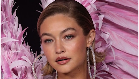 Victoria’s Secret Fashion Show, Gigi Hadid apre la sfilata