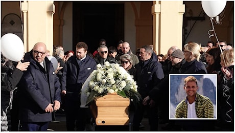 Palloncini bianchi e tante lacrime al funerale di Luca Perazzini, morto sul Gran Sasso