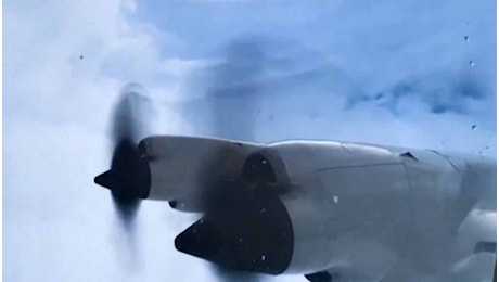 Caraibi devastati dall'uragano Beryl, il video dell'aereo che vola dentro il ciclone: le immagini mozzafiato