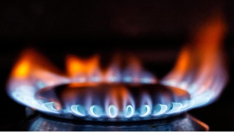 Troppo caldo per essere autunno: crolla il prezzo del gas. La tensione in Medio Oriente spinge il petrolio