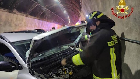 A 14, maxi tamponamento tra 7 auto: tre feriti e traffico in tilt