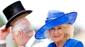 Carlo e Camilla ad Ascot, tra cappelli eccentrici, fragole e champagne
