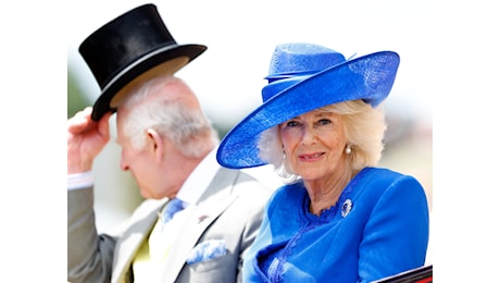 Carlo e Camilla ad Ascot, tra cappelli eccentrici, fragole e champagne