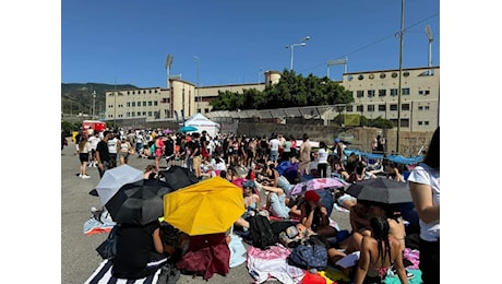 Messina: questa sera il concerto di Ultimo, già in migliaia in attesa sotto il sole | FOTO