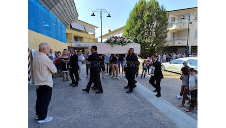 A Bottanuco l’ultimo saluto a Sharon Verzeni: parrocchiale gremita, lutto cittadino in due paesi