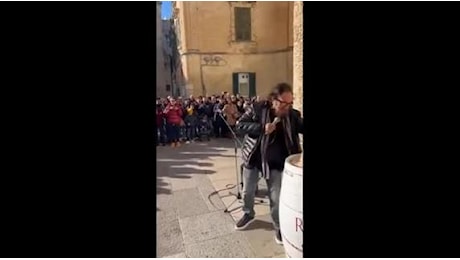 Al Bano travestito da artista di strada canta in piazza a Lecce