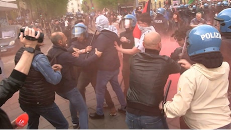 Scontri al corteo per la Palestina: il video della carica della polizia sui manifestanti
