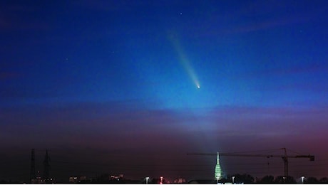 Spettacolo e magia sopra la cupola di Novara: “Così ho fotografato la cometa del secolo”