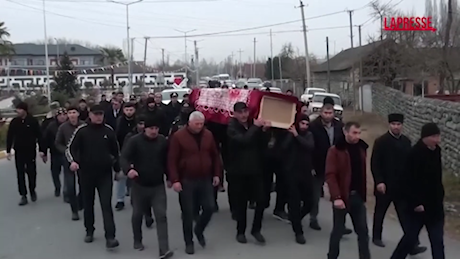 VIDEO Volo precipitato in Kazakistan, il funerale di una delle vittime