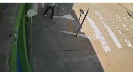 San Paolo, Brasile, ragazzo di 17 anni morto travolto da un autobus nella fuga dopo il furto di un telefonino - VIDEO