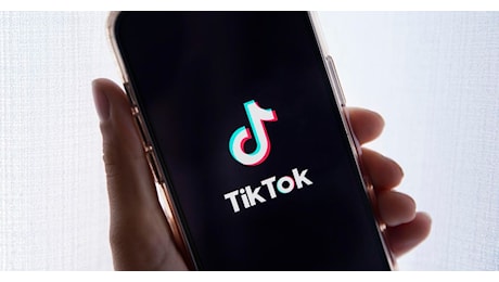 «Sta prendendo in ostaggio i nostri figli»: l’Albania blocca TikTok per un anno