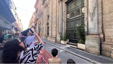 Roma, cadono parti di cornicione della chiesa dei Santi Nomi di Gesù e Maria in via del Corso, ferito 51enne