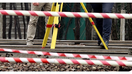 Rubiera, il macchinista a fine turno cammina lungo i binari: investito e ucciso da un treno merci