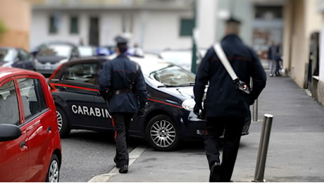 Strani rumori in giardino, poi l'aggressione: uomo accoltellato davanti alla porta di casa