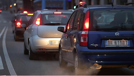 Smog, bollino rosso in Emilia-Romagna: allerta e blocco dei veicoli inquinanti in tutta la regione