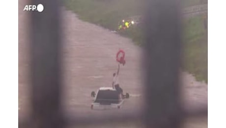 Il momento del salvataggio di un uomo dalla sua auto travolta dall'acqua in Texas