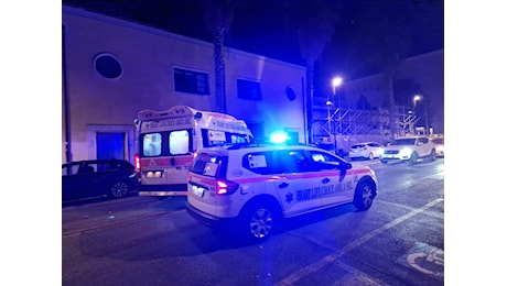 Notte di ordinaria follia a Latina: accoltellamento davanti alla facoltà di Medicina: due 16enni trasportati in ospedale