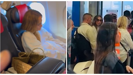 Jennifer Lopez a sorpresa sul volo Napoli-Parigi: il viaggio in economy della cantante (senza Ben Affleck) e lo stupore dei passeggeri