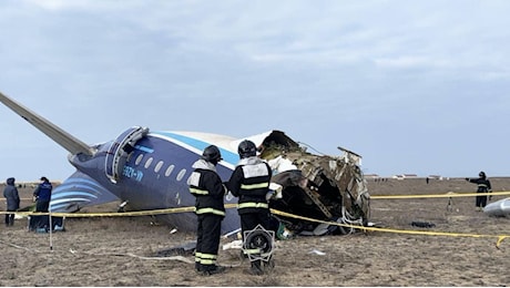 Aereo precipitato in Kazakistan: come hanno fatto i superstiti a salvarsi e perché si parla di un missile