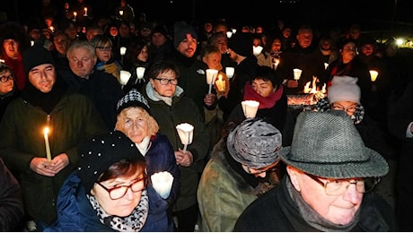 Lacrime e candele per i due ragazzi: Sarete sempre nei nostri cuori