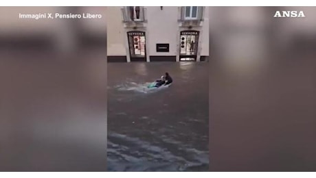 Donna salva motociclista trascinato dall'acqua a Catania - Video