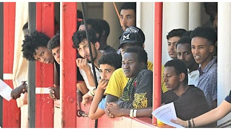 Migranti, il piano del governo: controllo dei telefonini e stretta sugli aerei Ong. Estensione dei permessi