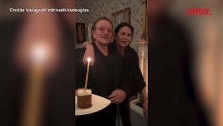 Bono Vox canta 'Happy Birthday' per il compleanno di Michael Douglas