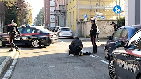 Rapina con sparatoria per strada a Saronno: impiegato colpito da un proiettile