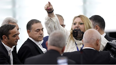 Video. Deputata romena con la museruola cacciata da riunione Parlamento Ue